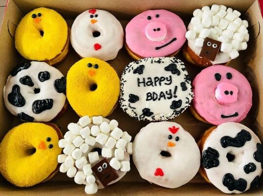 24 ঘন্টা স্ব-পরিষেবা স্বয়ংক্রিয় উত্তোলন সিস্টেম কেক ভেন্ডিং মেশিন সব ইস্পাত দরজা ফ্রেম এবং defogging গ্লাস সঙ্গে